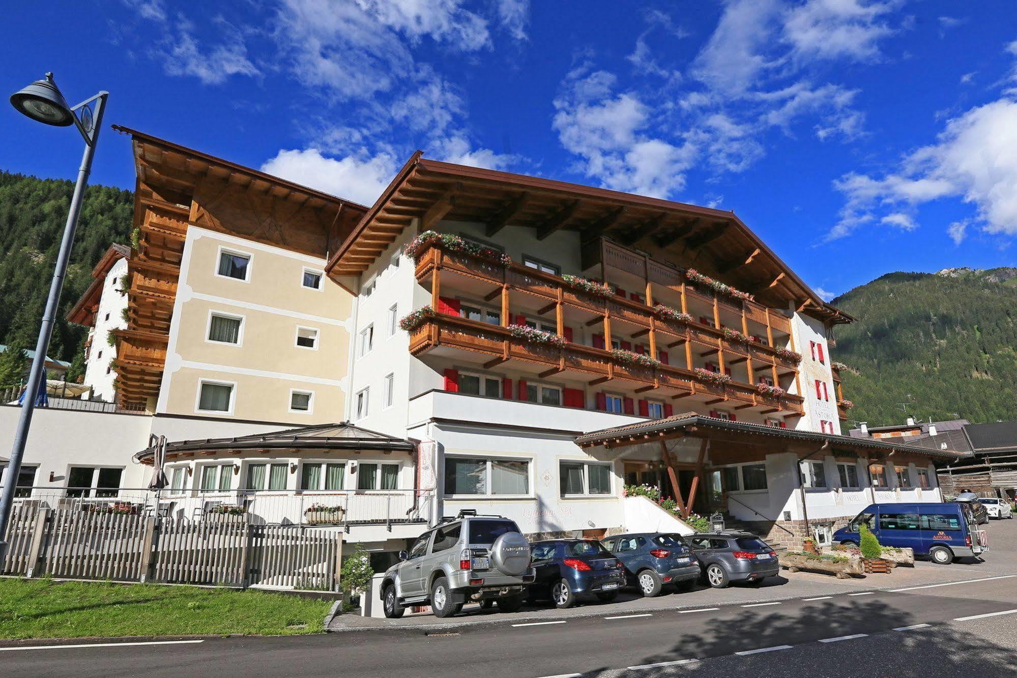 Hotel Astoria Canazei Buitenkant foto